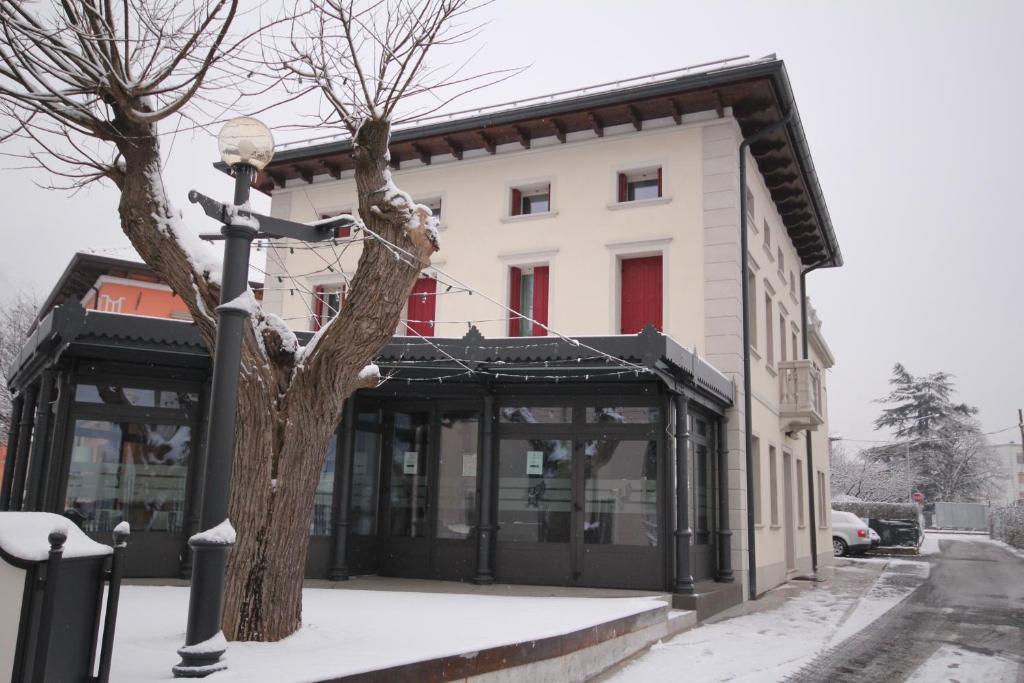 La Locanda Alla Stazione Hotell Ponte nellʼAlpi Exteriör bild